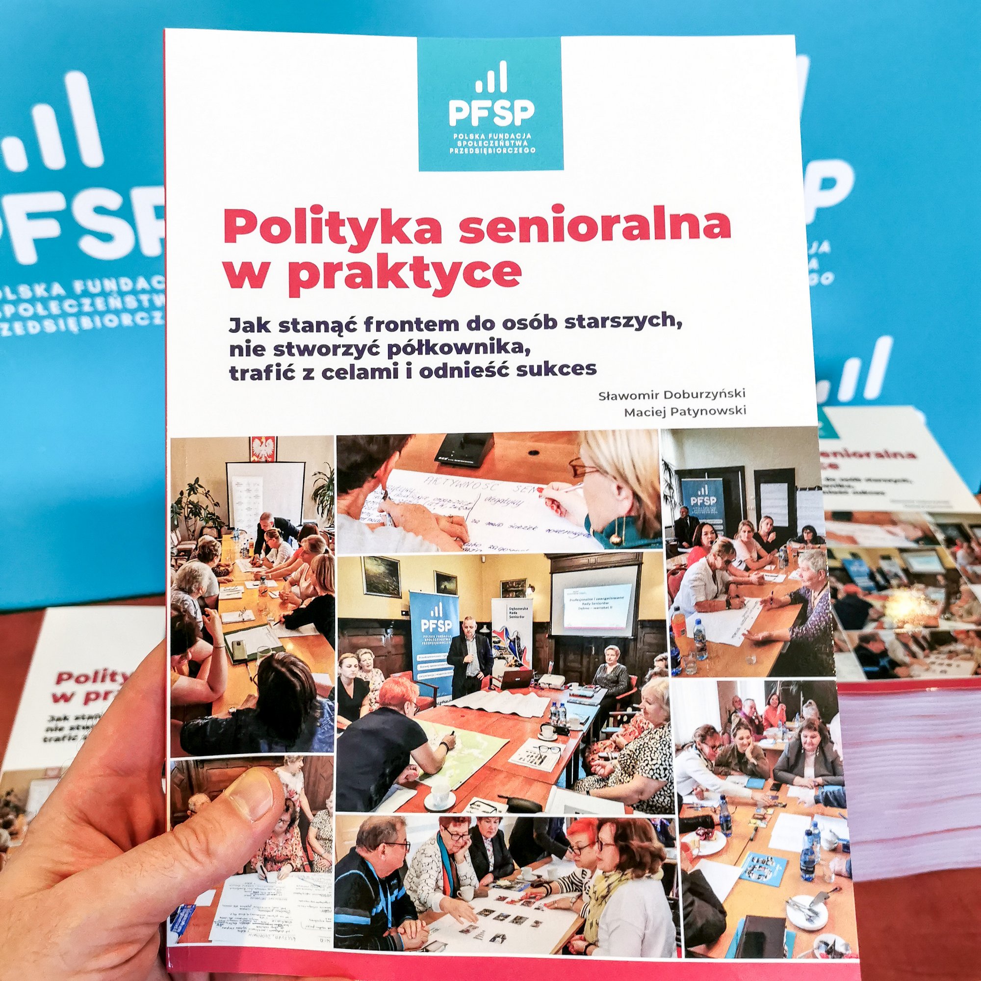 plakat przedstawiający osoby starsze aktywnie spędzające czas przy rozmowie, zajęciach szkoleniowych