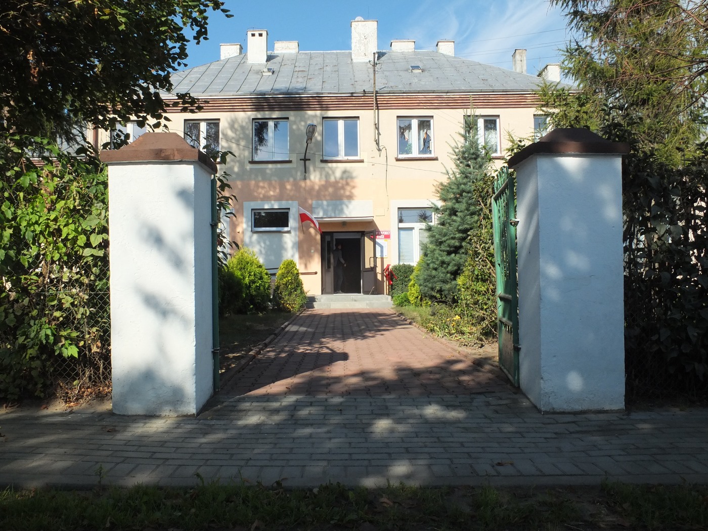 widok na 1 - piętrowy budynek Dziennego Domu Pomocy, brama, drzwi wejściowe