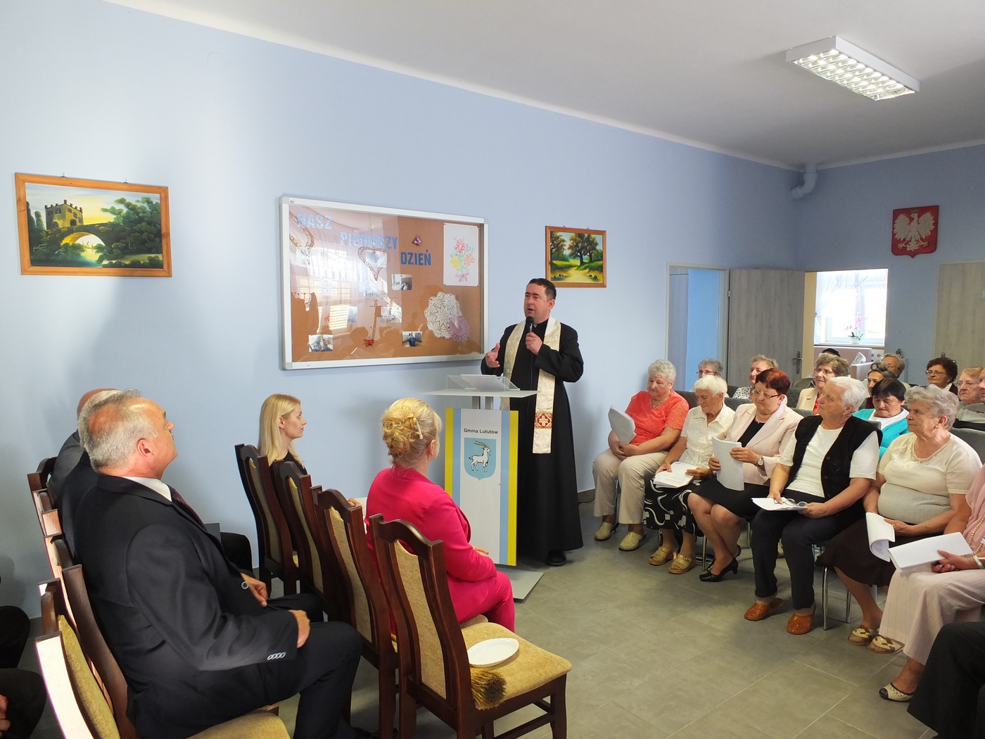 Poświęcenie Dziennego Domu Pomocy, Dom święci zaproszony ksiądz, w obecności zaproszonych gości