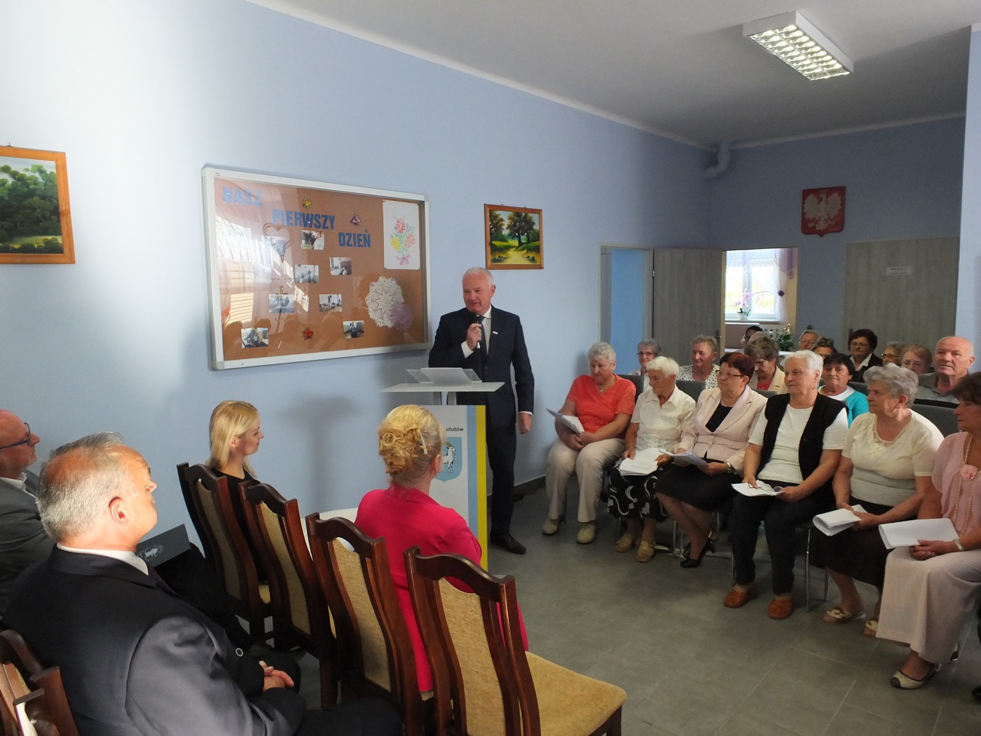 Przemówienie posła podczas otwarcia DDP, grupa zaproszonych gości i uczestników DDP słucha