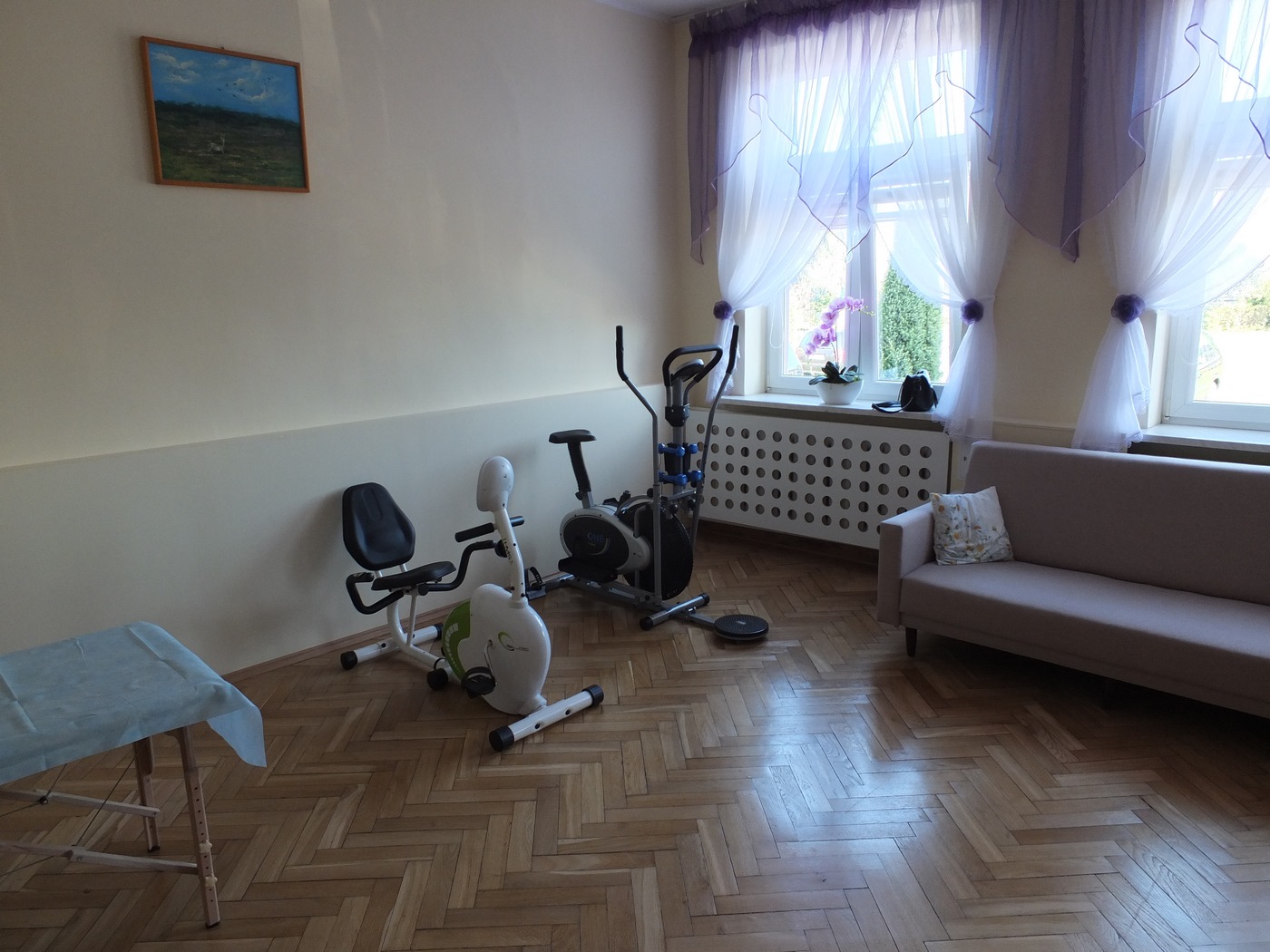 sala rehabilitacji, rower rehabilitacyjny, orbitrek, łóżko rehabilitacyjne