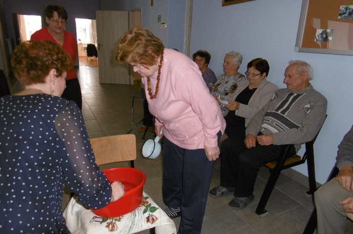 uczestniczka DDP podczas wróżenia z wosku - lanie wosku
